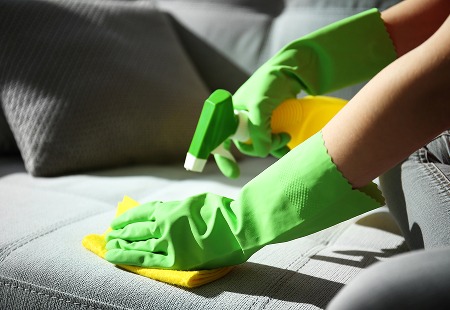 Bardhi Gebäudeservice: Fachgerechte Reinigung und Pflege von Polstermöbeln in Büro- und Wohnräumen.