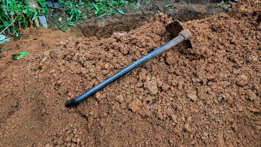 Hausmeisterservice: Manuelle Erdarbeiten und Bodenaufbereitung im Außenbereich.