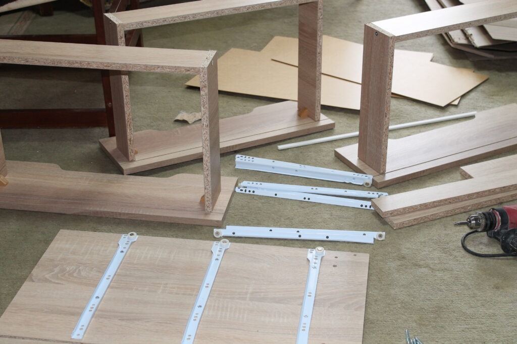 Fachgerechter Möbelaufbau: Einzelteile und Schienen für Schrankmontage durch Bardhi Gebäudeservice.