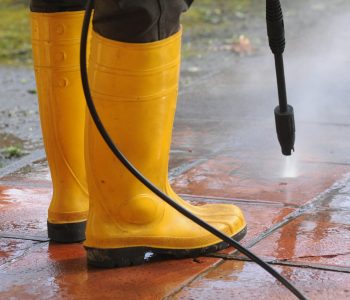 Bardhi Gebäudeservice: Intensive Terrassenreinigung und Entfernung von Moos und Algen auf Außenbelägen.